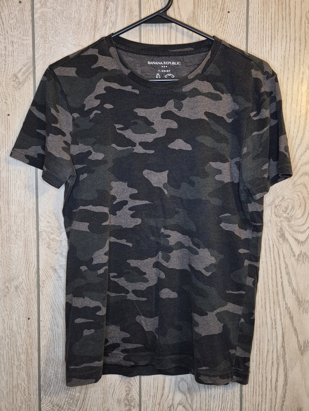 Banana Republic Men’s Black and Gray Camo Short Sleeve Tee